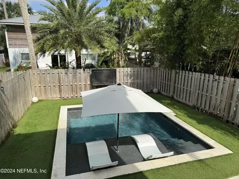 294 Poinsettia St, Atlantic Beach, FL 32233
