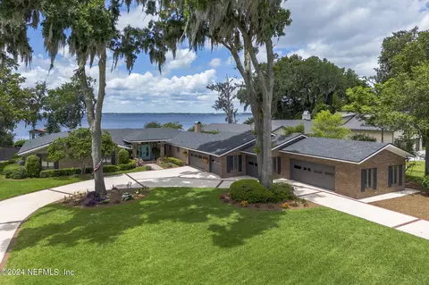 10146 Village Grove Dr W, Jacksonville, FL 32257