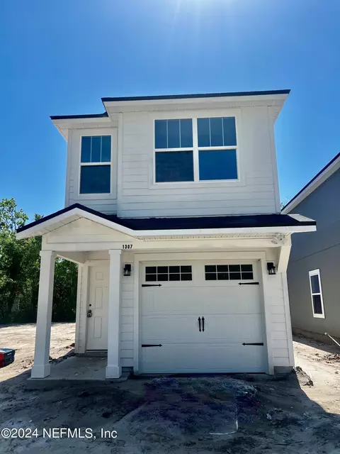 1307 Pangola Dr, Jacksonville, FL 32205