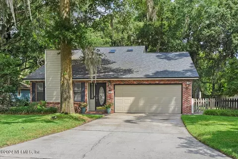 5323 Pond View Dr, Jacksonville, FL 32258