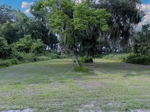 330 Riviera Dr, Crescent City, FL 32112