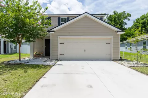 8066 Meadow Walk Ln, Jacksonville, FL 32256
