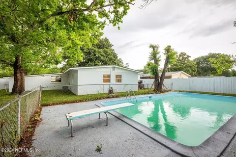 3228 Red Oak Dr, Jacksonville, FL 32277