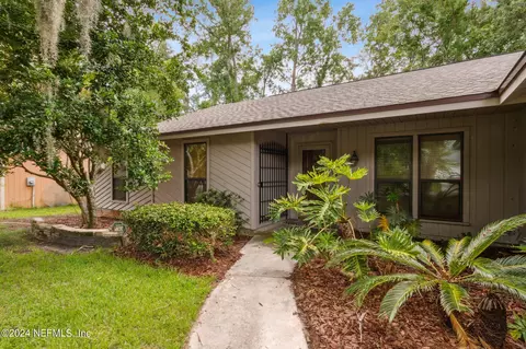 7252 Holiday Hill Ct, Jacksonville, FL 32216