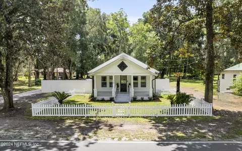 4133 Silver Lake Dr, Palatka, FL 32177