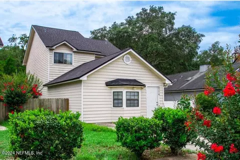8774 Townsquare Dr S, Jacksonville, FL 32216