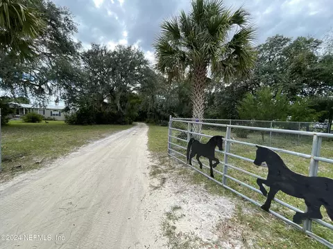 139 Spring Lake Dr, Interlachen, FL 32148