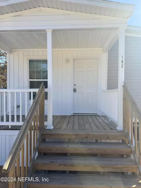 102 Lenore Ave, Interlachen, FL 32148