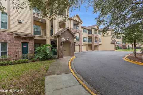 7800 Point Meadows Dr #413, Jacksonville, FL 32256