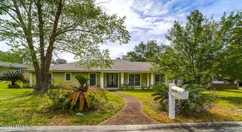 8589 Royal Lakes Dr, Jacksonville, FL 32256