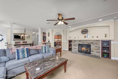 102 Ash Ln, Interlachen, FL 32148