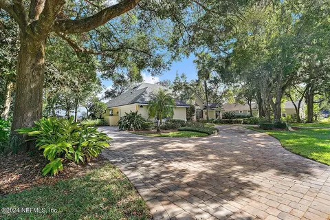 929 Shipwatch Dr E, Jacksonville, FL 32225