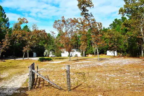 140 Pear St, Welaka, FL 32193