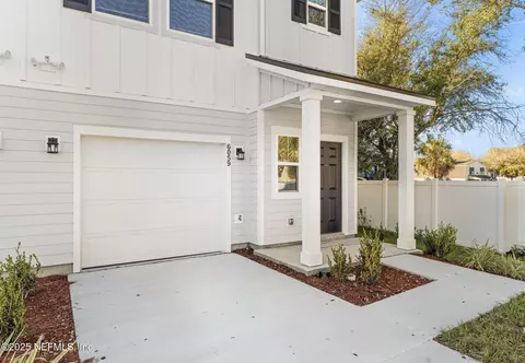 6059 Carolines Ct, Jacksonville, FL 32277
