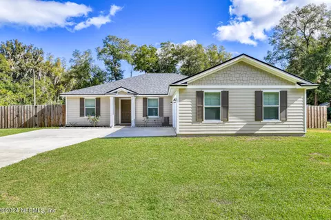 2401 Fairway Dr, Palatka, FL 32177