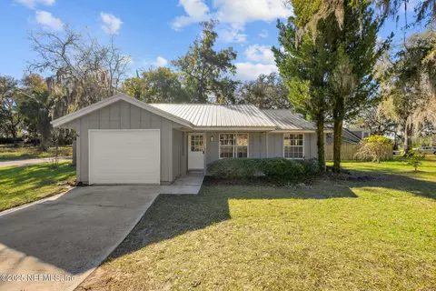 2203 Silver Lake Dr, Palatka, FL 32177