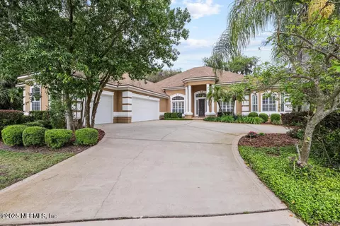 13815 Saxon Lake Dr, Jacksonville, FL 32225