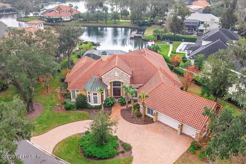 1379 Moss Creek Dr, Jacksonville, FL 32225