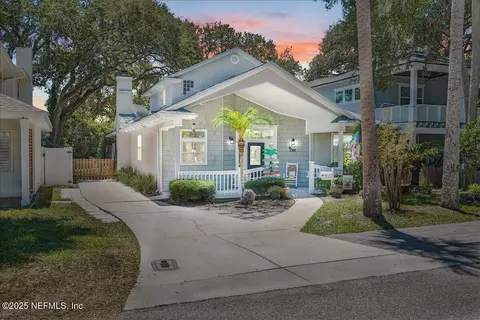 332 8th St, Atlantic Beach, FL 32233