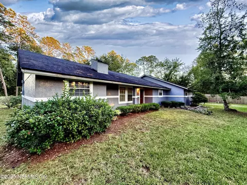 16 N Dolphin Ave, Middleburg, FL 32068