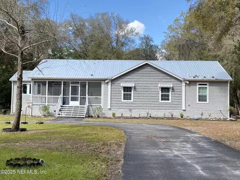 460 North St, Welaka, FL 32193