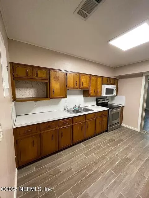 8929 Macarthur Ct S, Jacksonville, FL 32216