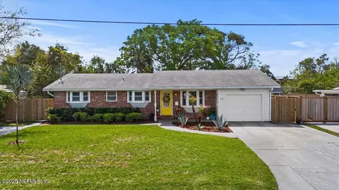 718 Vecuna Rd, Atlantic Beach, FL 32233