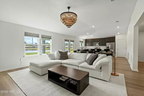 12921 Logans Walk Ln, Jacksonville, FL 32218