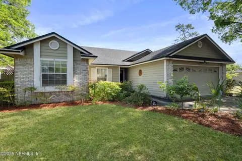 8433 Rockridge Dr, Jacksonville, FL 32244