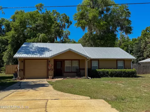 123 Oakwood Rd, Satsuma, FL 32189