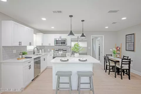 2820 Parr Ct W, Jacksonville, FL 32216
