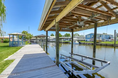 156 Moonlite Dr, Welaka, FL 32193