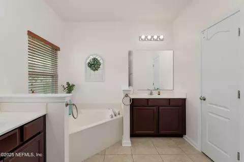 Bath - 812 Wards Creek Ln, Saint Augustine, FL 32092 photo 2 of 4