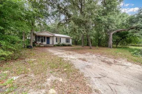 104 E Oakside Dr, Interlachen, FL 32148