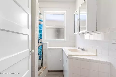 Bath - 27 Grant St, Saint Augustine, FL 32084 photo 1 of 3