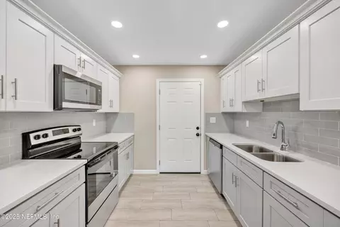 10707 Indies Dr N, Jacksonville, FL 32246
