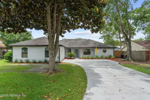 8441 Sand Point Dr E, Jacksonville, FL 32244