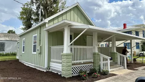 209 N 7th St, Palatka, FL 32177