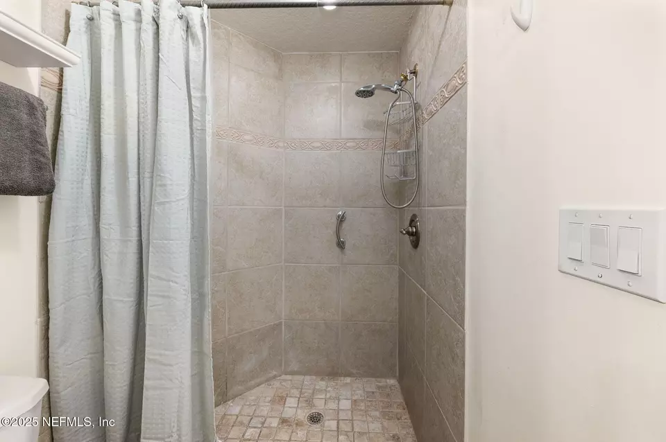 Bath - 122 Twine St, Saint Augustine, FL 32084 photo 4 of 4