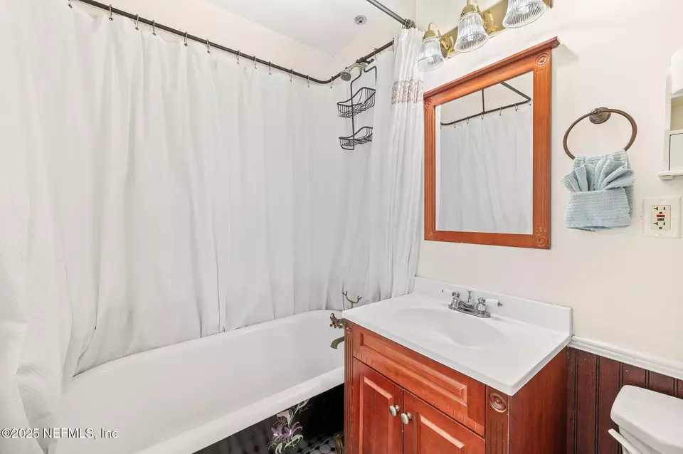 Bath - 122 Twine St, Saint Augustine, FL 32084 photo 3 of 4
