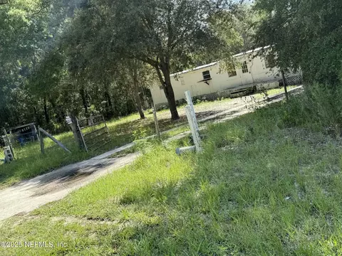 707 Dawn Ave, Interlachen, FL 32148
