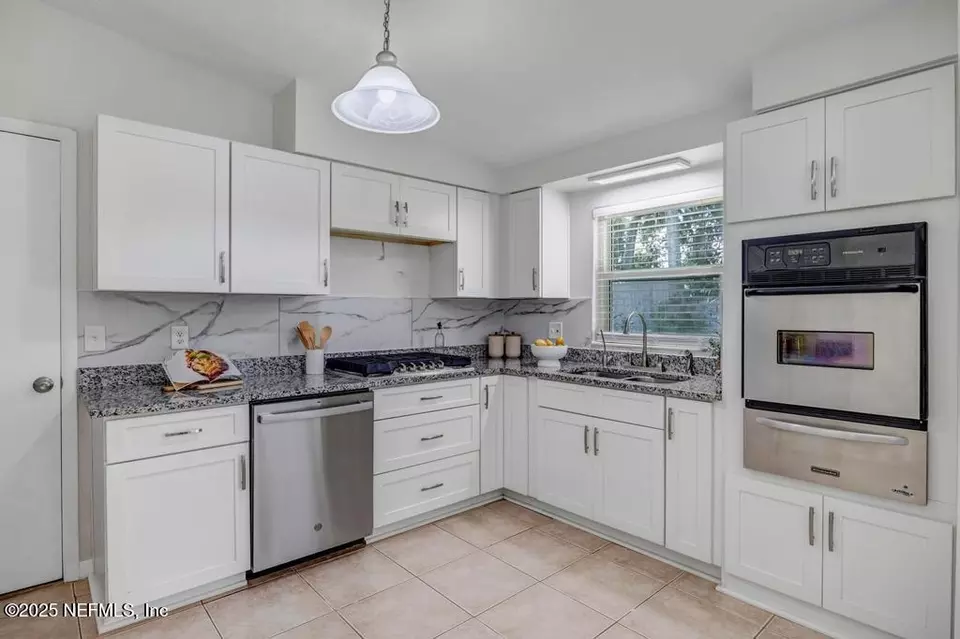 Kitchen - 237 Renne Dr N, Jacksonville, FL 32218 photo 4 of 4