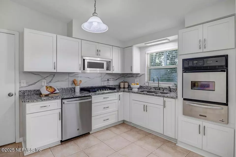 Kitchen - 237 Renne Dr N, Jacksonville, FL 32218 photo 3 of 4