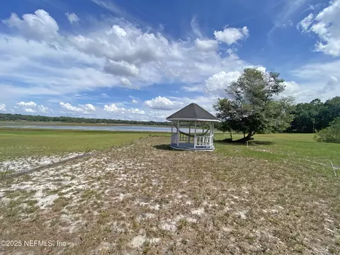 148 Swan Lake Dr, Melrose, FL 32666