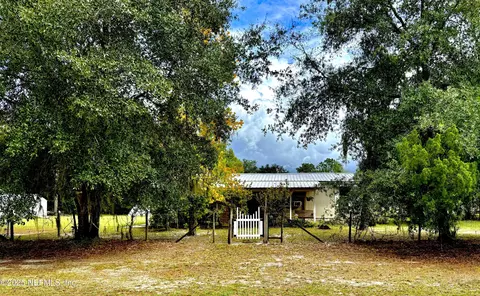 210 Lenore Ave, Interlachen, FL 32148