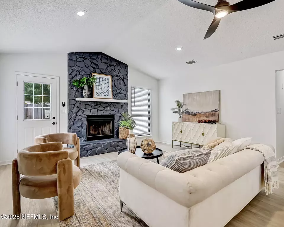 Living - 12825 Attrill Rd, Jacksonville, FL 32258 photo 3 of 5