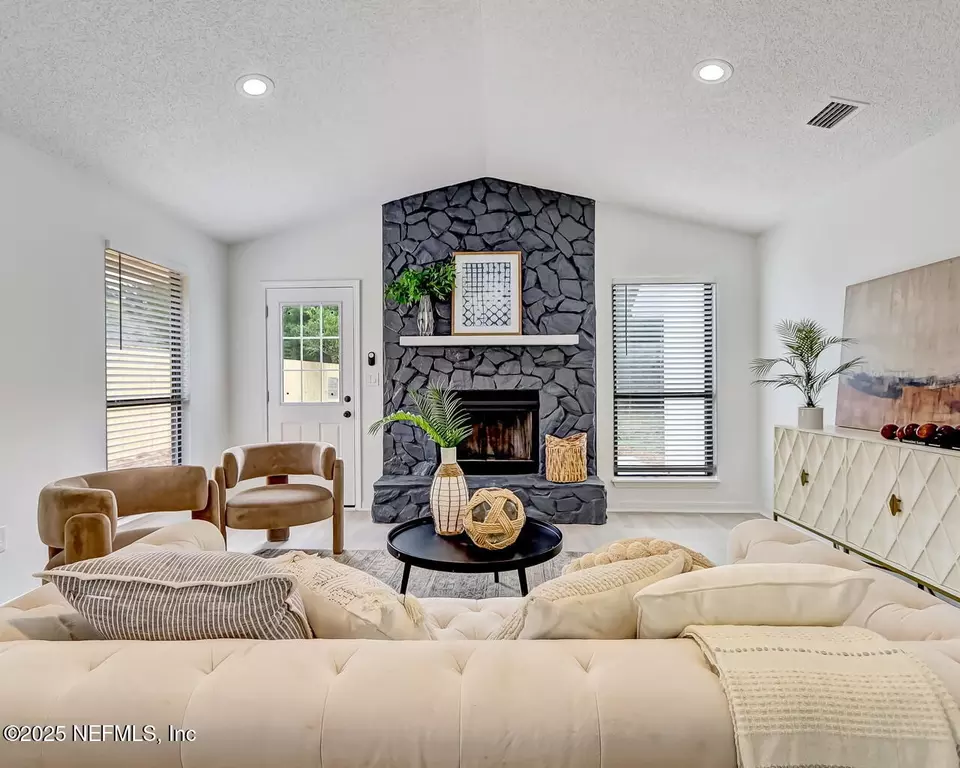 Living - 12825 Attrill Rd, Jacksonville, FL 32258 photo 2 of 5