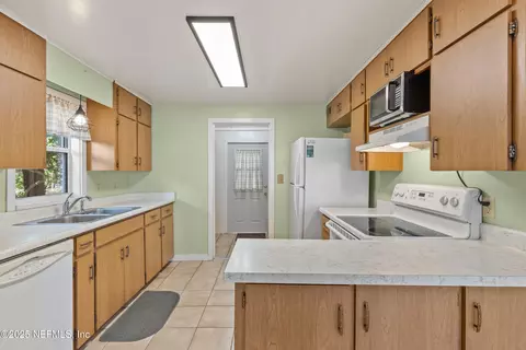 Kitchen - 6441 Baker Rd, Keystone Heights, FL 32656 photo 2 of 4