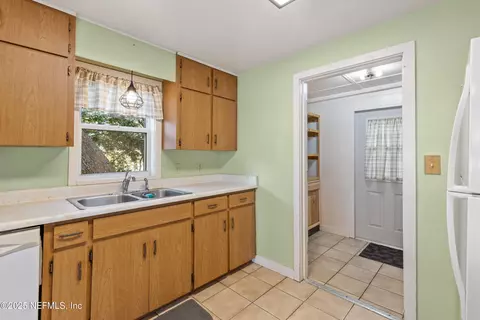 Kitchen - 6441 Baker Rd, Keystone Heights, FL 32656 photo 3 of 4