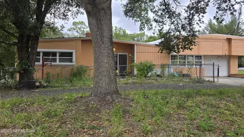 202 Azalea Cir, Palatka, FL 32177